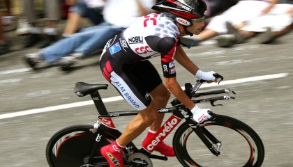 开云品牌-德甲：拜仁4-2战胜多特蒙德，莱万完成帽子戏法，欧冠拜仁莱万受伤