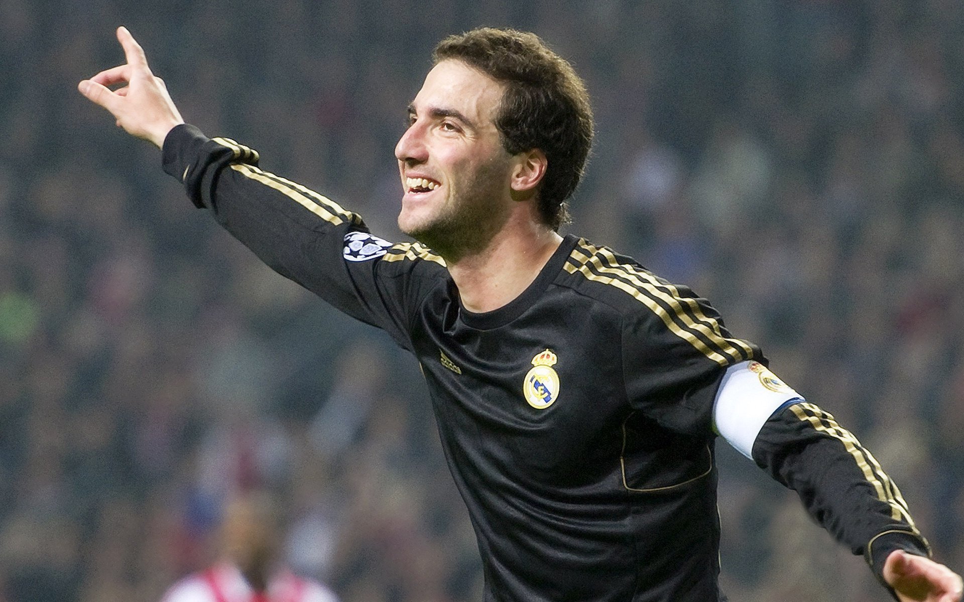 “球场趣事：运动员场外的爆笑趣味瞬间”，球场上运动员的描写